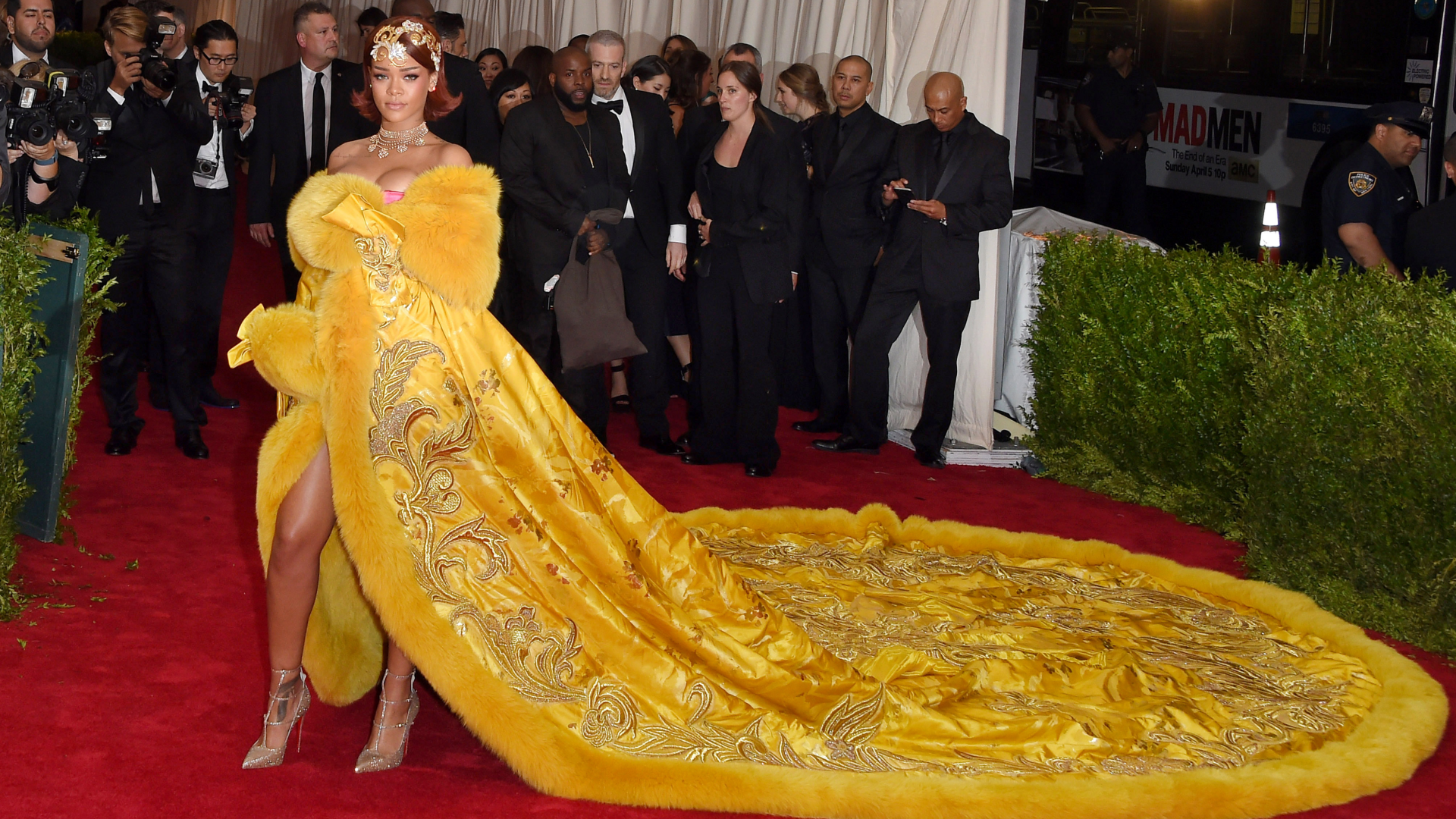 Médula Emborracharse Catastrófico Barbie hace versión “mini” del vestido amarillo que usó Rihanna en la MET  Gala