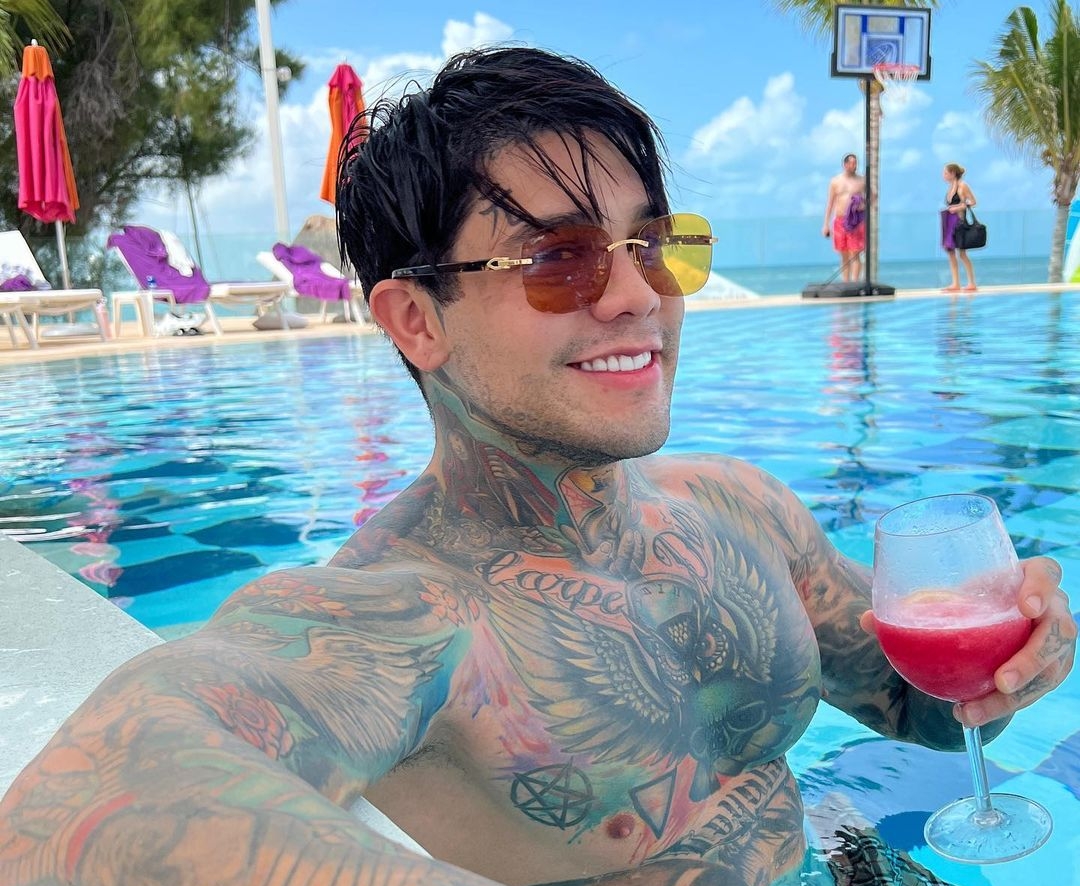 Yéferson Cossio regala dinero a una seguidora porque estaba entusada