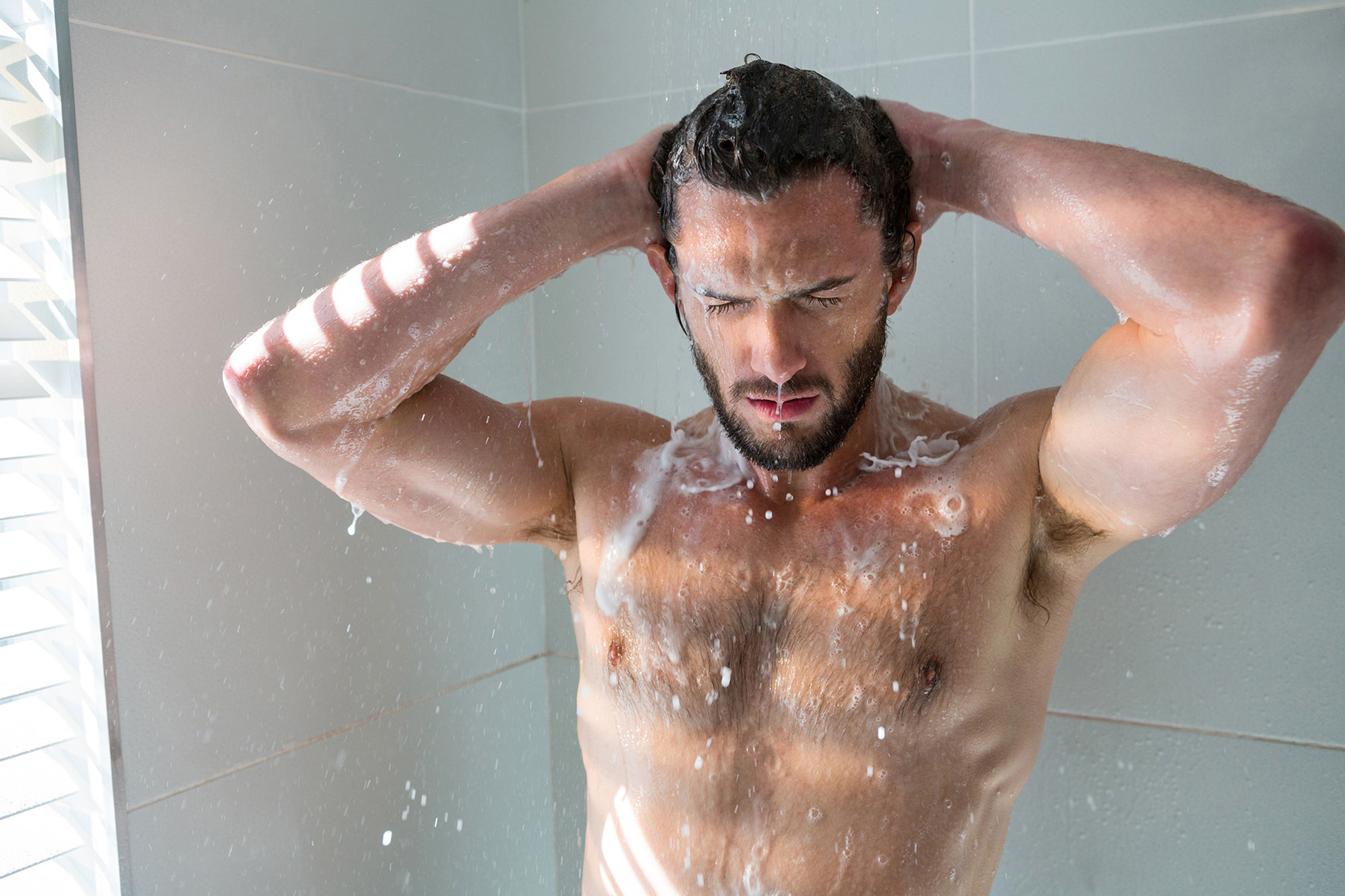 Por qué el agua caliente se calienta peligrosamente durante la ducha?