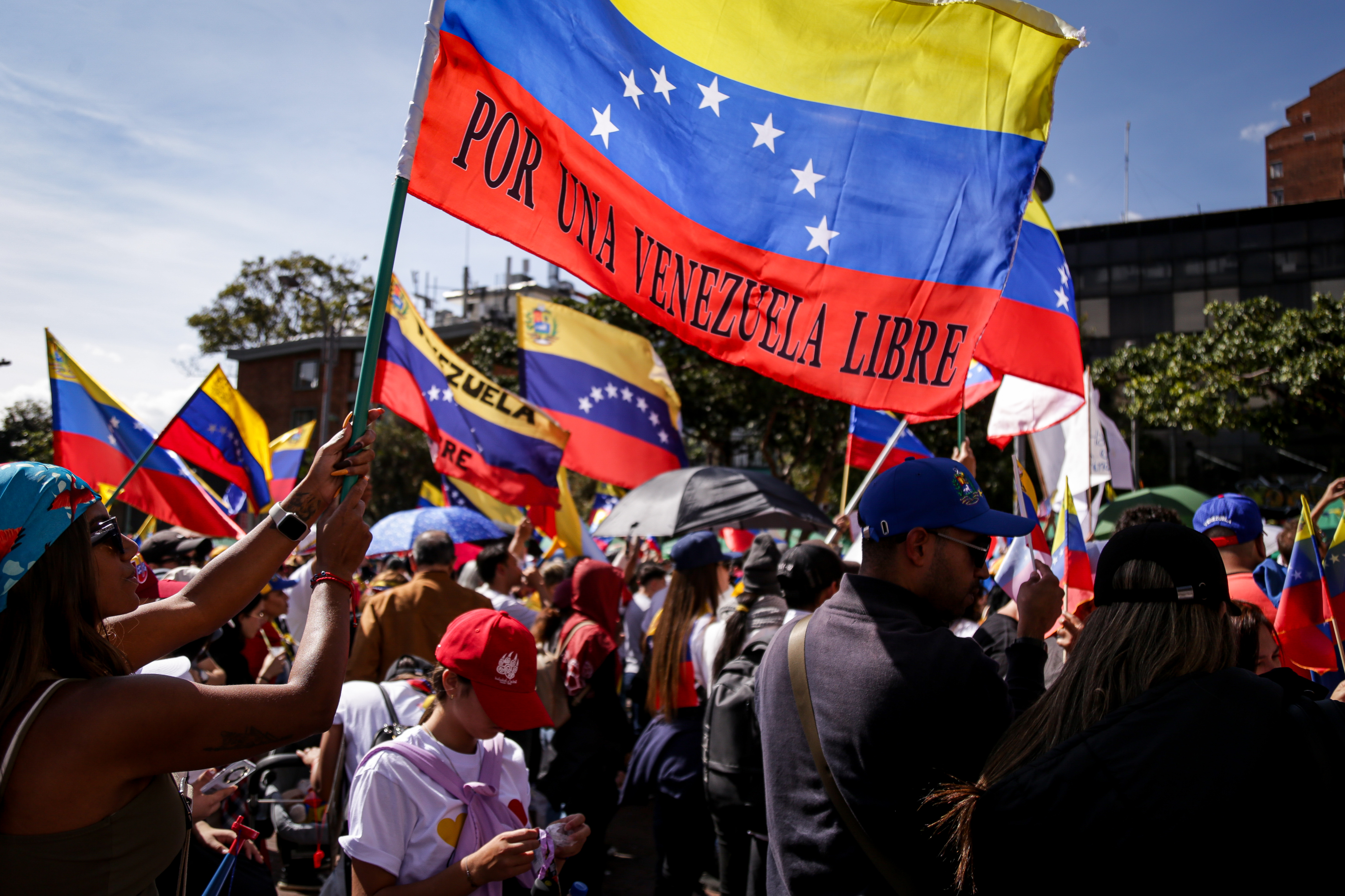Cientos de ciudadanos venezolanos se manifiestan en la Plaza de Lourdes para exigir la salida de Nicolás Maduro de la presidencia. (Colprensa)