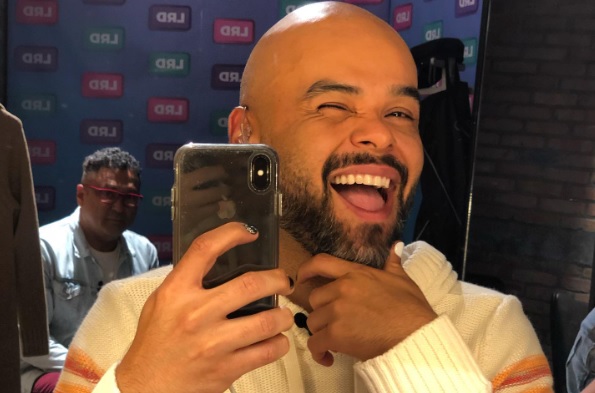 El presentador de La Red, estará ausente del programa mientras concursa en el nuevo reality de pastelería. Foto: tomada de Instagram @carlitosvargasm