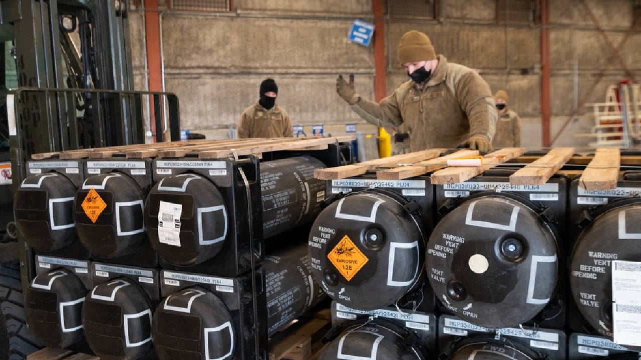 Aviadores y civiles del Escuadrón de Puerto Aéreo 436 paletizando municiones, armas y otros equipos con destino a Ucrania durante una misión de ventas militares extranjeras en la Base de la Fuerza Aérea de Dover, Delaware. (AFP Photo / Mauricio Campino /US Air Force)