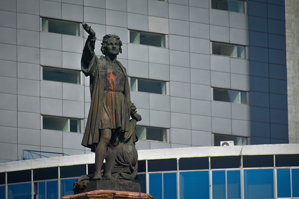 El Monumento a Cristóbal Colón fue pintado con pintura roja durante las recientes protestas, el 9 de junio de 2020 en la Ciudad de México, México.  (Foto de Guillermo Gutiérrez/NurPhoto vía Getty Images)