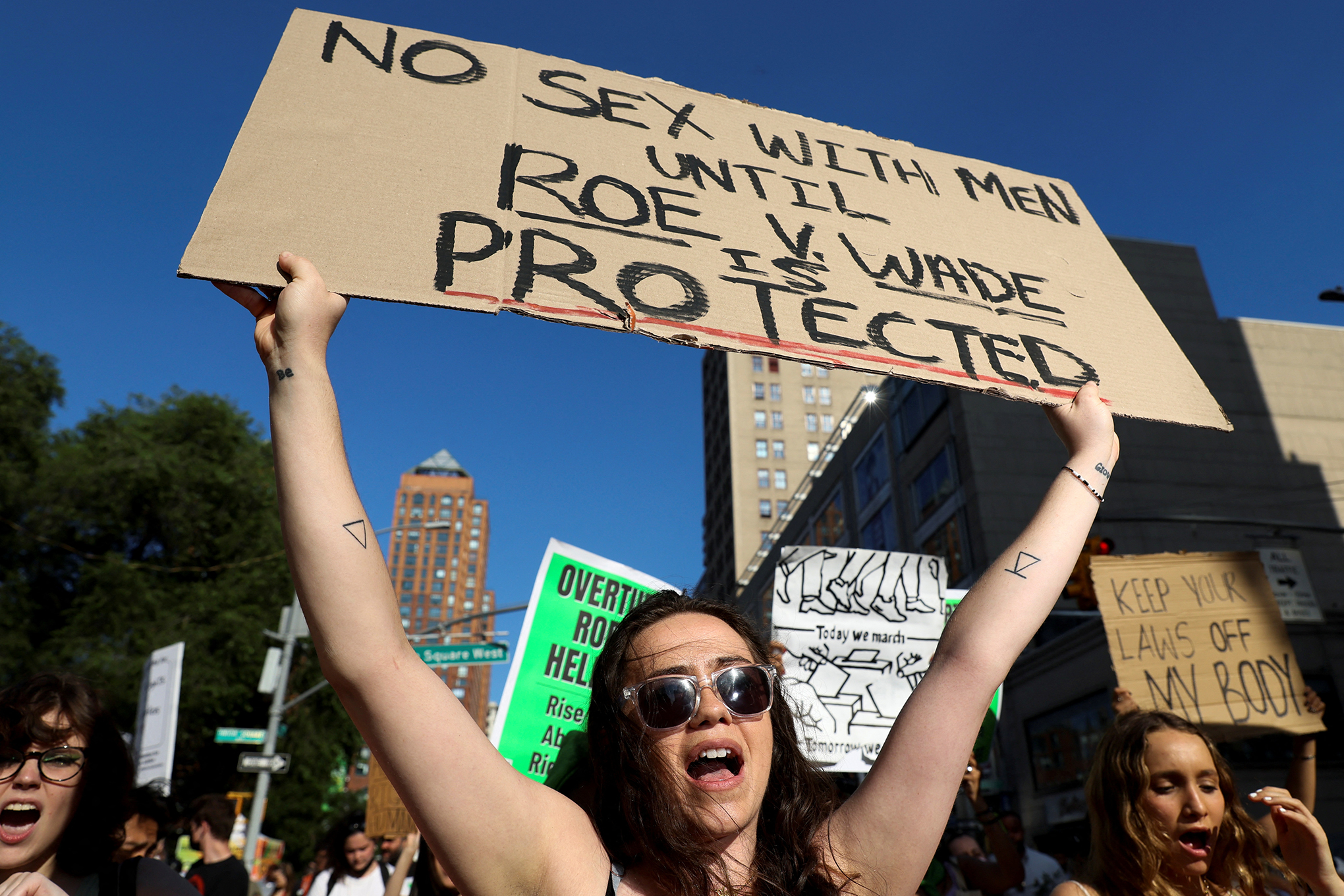 Un partidario del derecho al aborto sostiene un cartel durante una protesta en Nueva York después de que la Corte Suprema de los Estados Unidos falló en el caso de aborto Dobbs v Women's Health Organization, anulando la histórica decisión de aborto Roe v Wade, en Nueva York, EE. UU., el 24 de junio de 2022. Foto REUTERS/Brendan McDermid