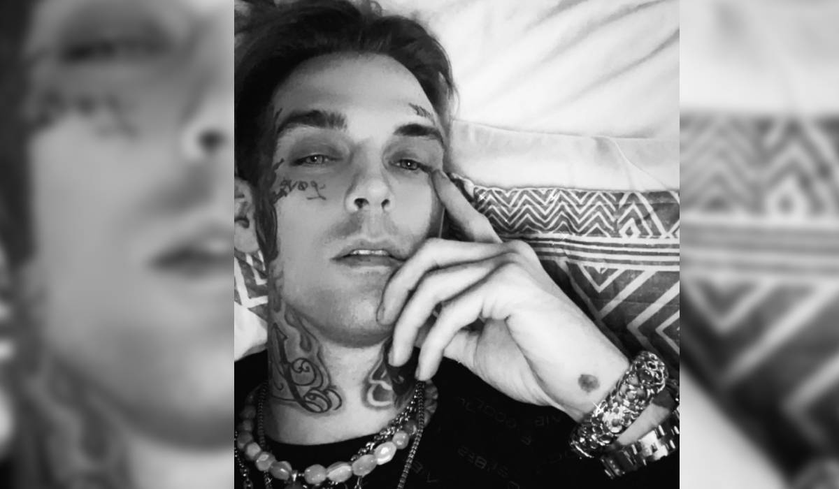 Aaron de 34 años de edad, permanecía mucho tiempo con su hermano Nick e incluso lo acompañó a las giras de los Backstreet Boys en innumerables ocasiones.