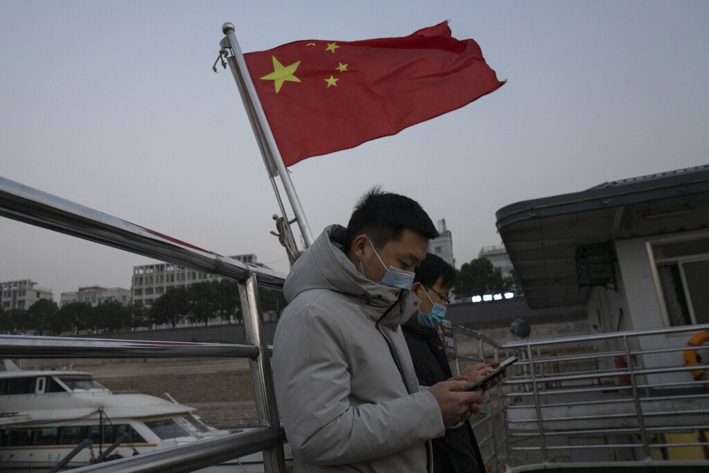 Los centros comerciales de Wuhan están atestados de gente y los atascos vuelven a ser frecuentes en las calles.
