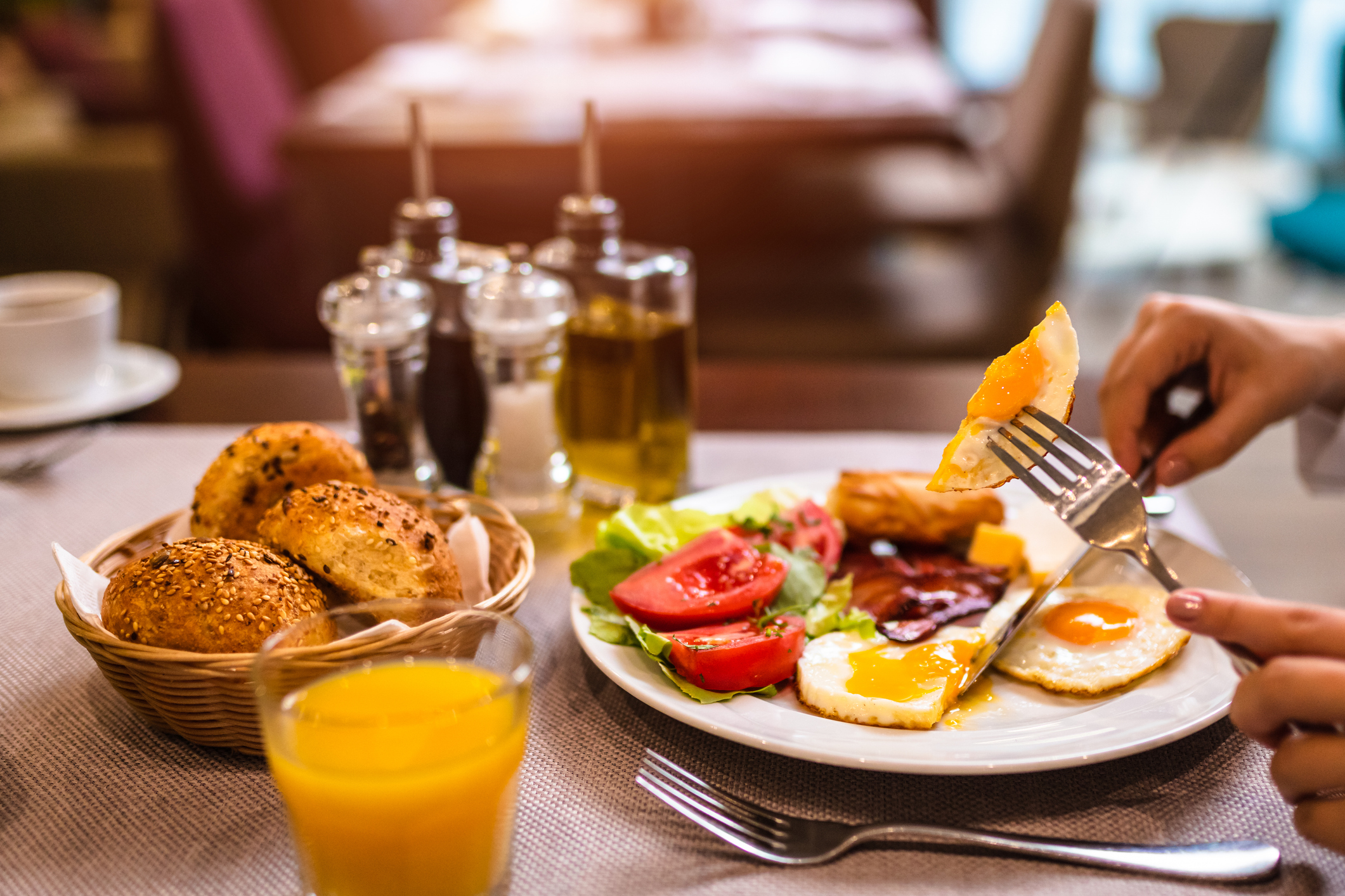 Desde los históricos rincones hasta los modernos cafés, la inteligencia artificial ha destacado los cinco mejores lugares para saborear un desayuno auténtico en la pintoresca Bogotá.