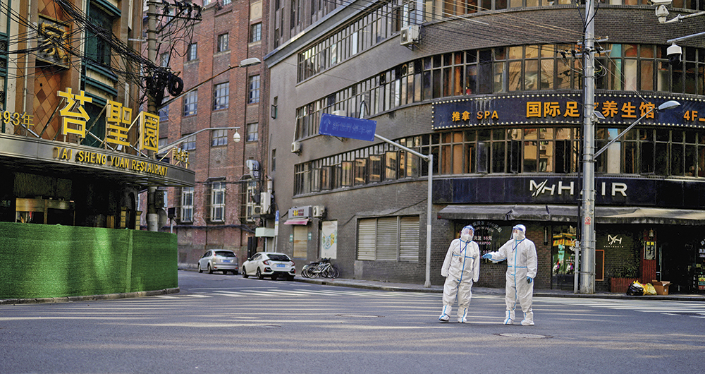 Mientras las calles de muchas ciudades chinas están desoladas y parecen pueblos fantasma, los habitantes han manifestado su inconformismo y fastidio por las restricciones y aislamientos.