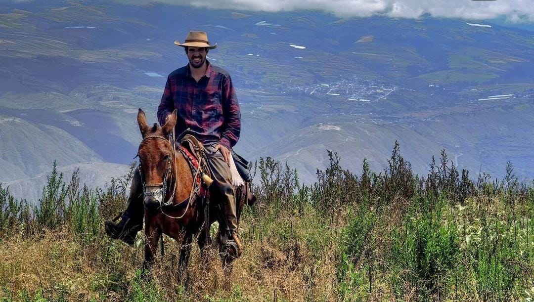 Simón Vergara está atravesando el continente en mula