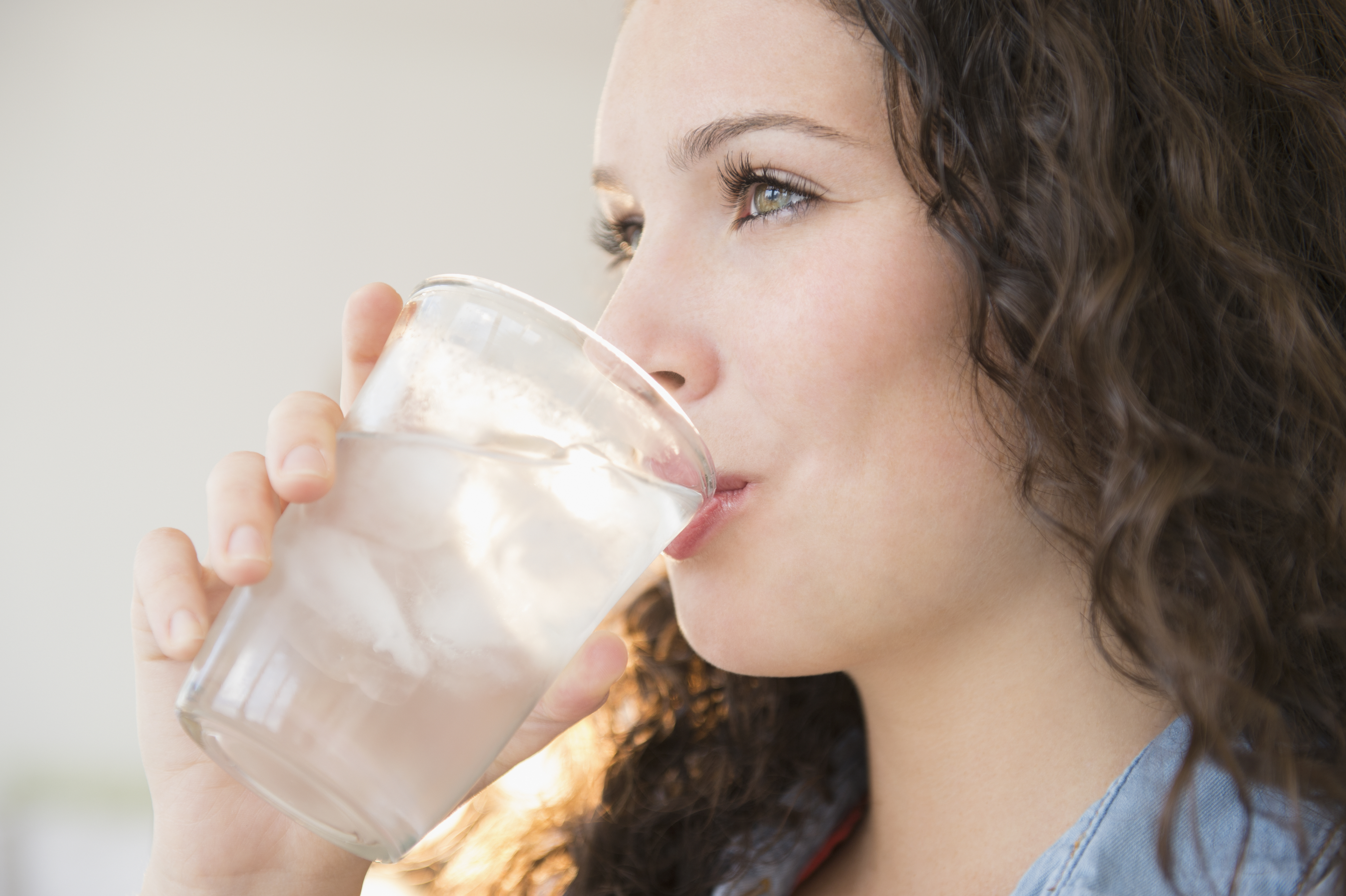 Es bueno beber agua con gas todos los días? - Mejor con Salud