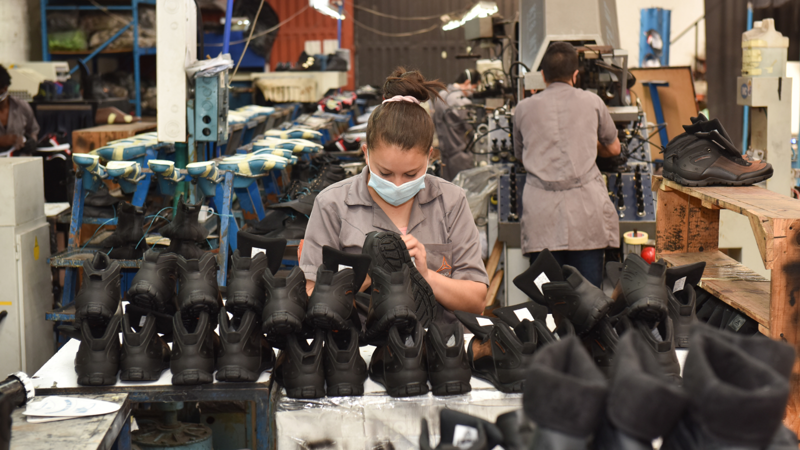 La Cámara de Comercio de Bogotá lanza el programa de Migración Productiva que busca impulsar 100 emprendimientos y empresas de migrantes venezolanos y retornados colombianos.