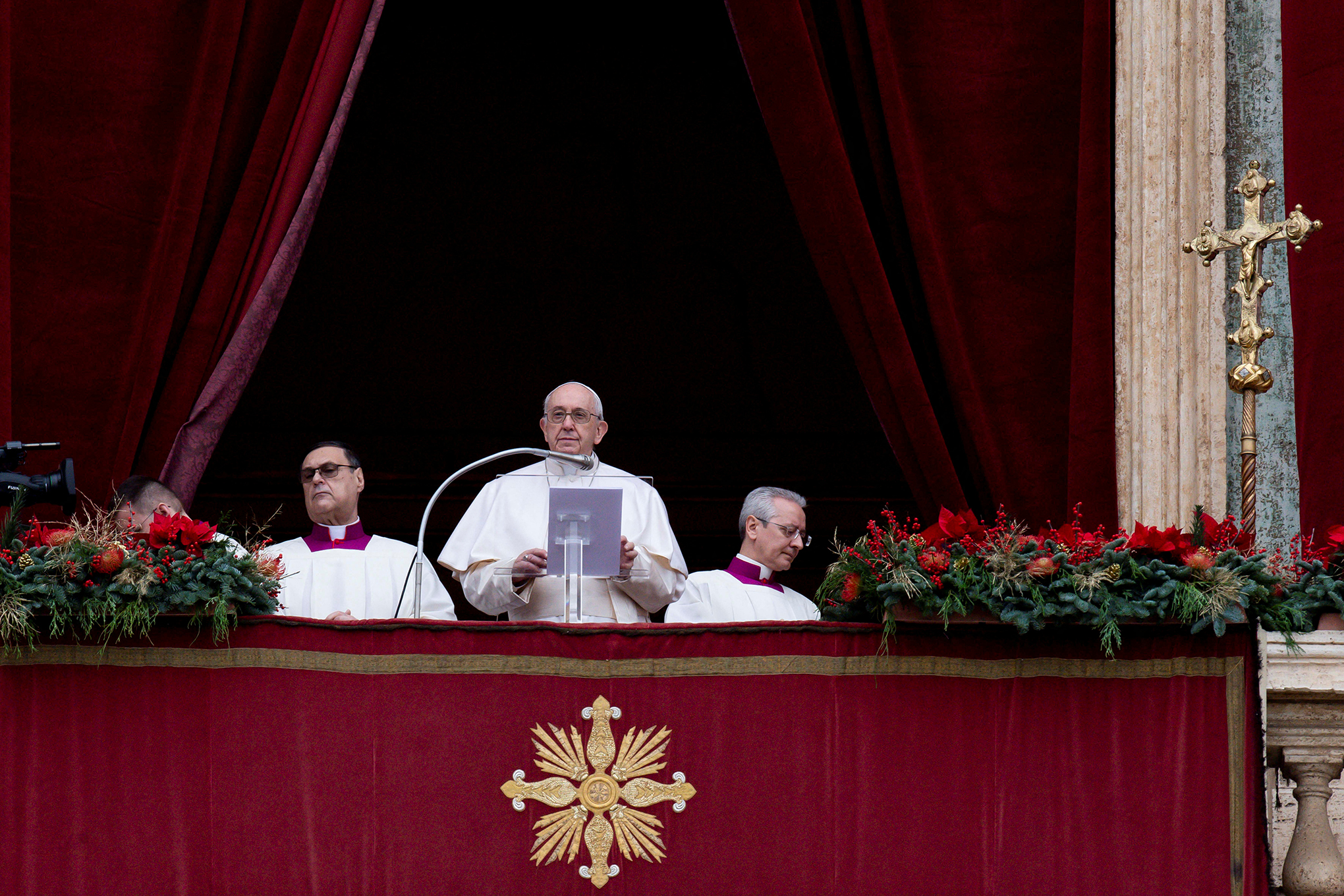 El Papa Francisco entrega su tradicional día de Navidad Urbi et Orbi a la ciudad y al mundo desde el balcón principal de la Basílica de San Pedro en el Vaticano, 25 de diciembre de 2021. Foto REUTERS / Medios del Vaticano / Folleto