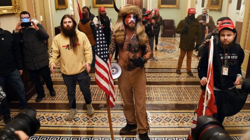 El brutal asalto al Capitolio por parte de seguidores de Trump ha generado que organizaciones y compañías rompan lazos con el expresidente.