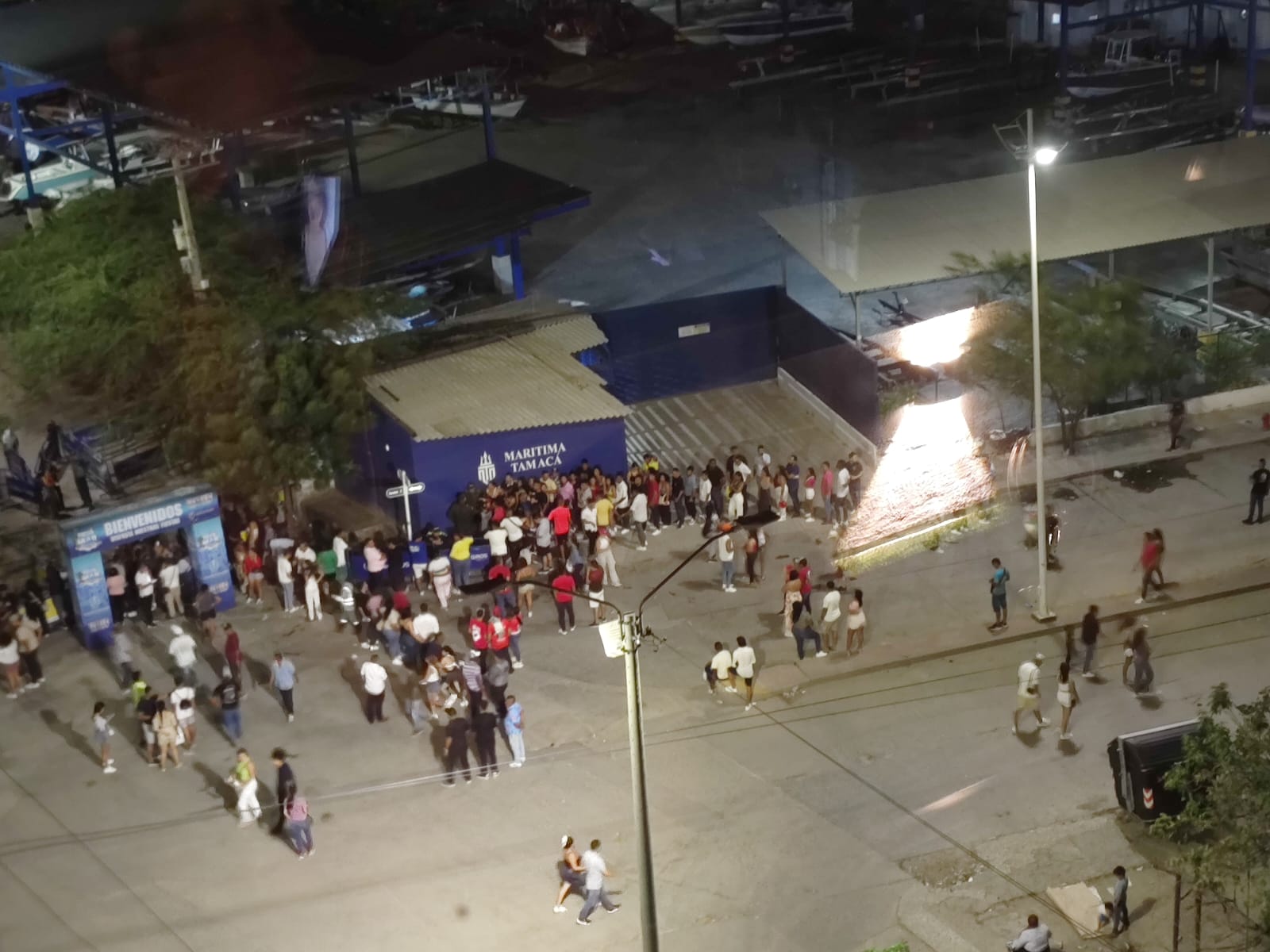 Persona intentando ingresar al evento en Santa Marta.