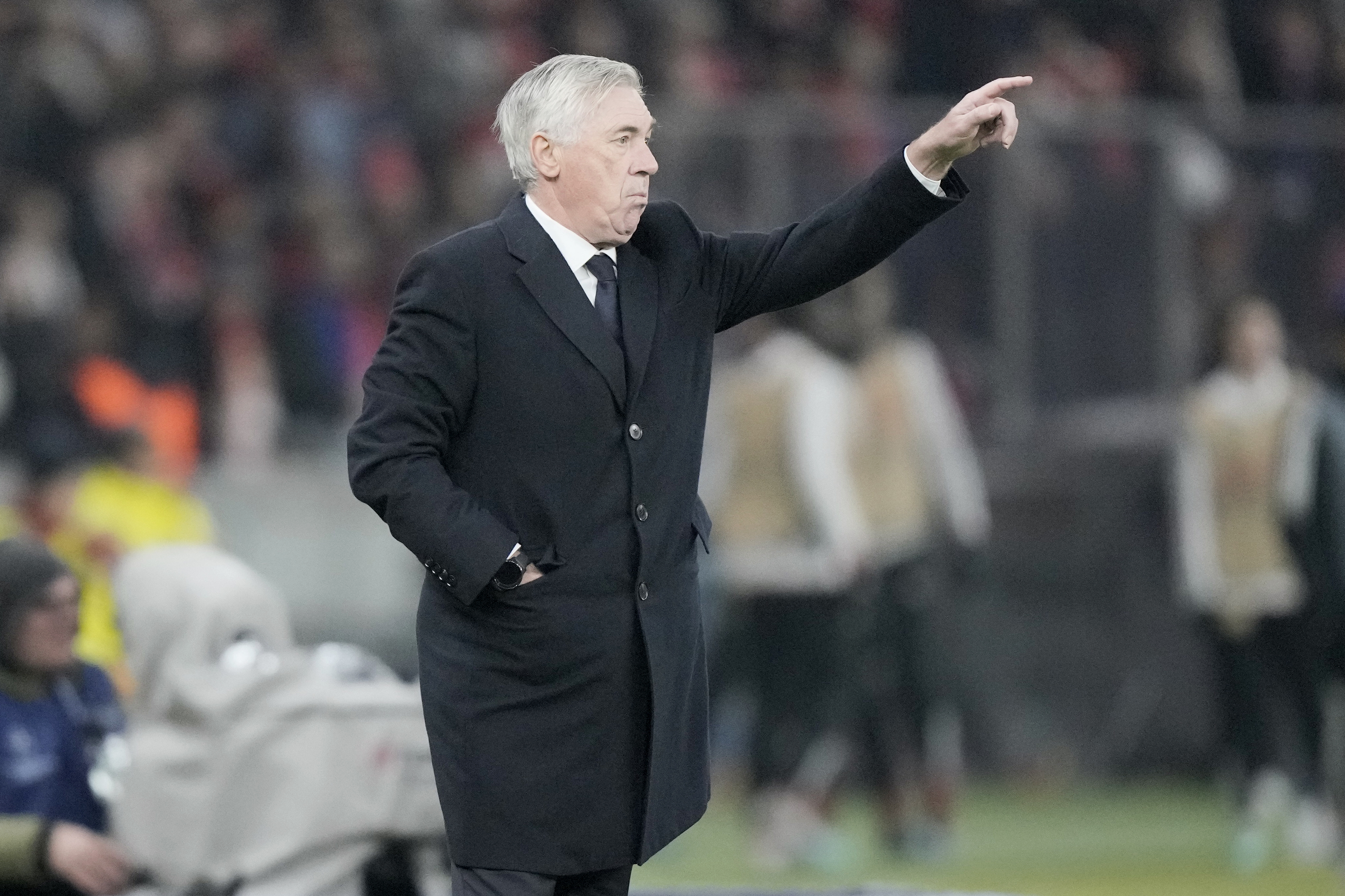 El entrenador del Real Madrid, Carlo Ancelotti, hace gestos durante el partido de fútbol del grupo C de la Liga de Campeones entre Union Berlin y Real Madrid en el Olympiastadion de Berlín, el martes 12 de diciembre de 2023. (Foto AP/Markus Schreiber)