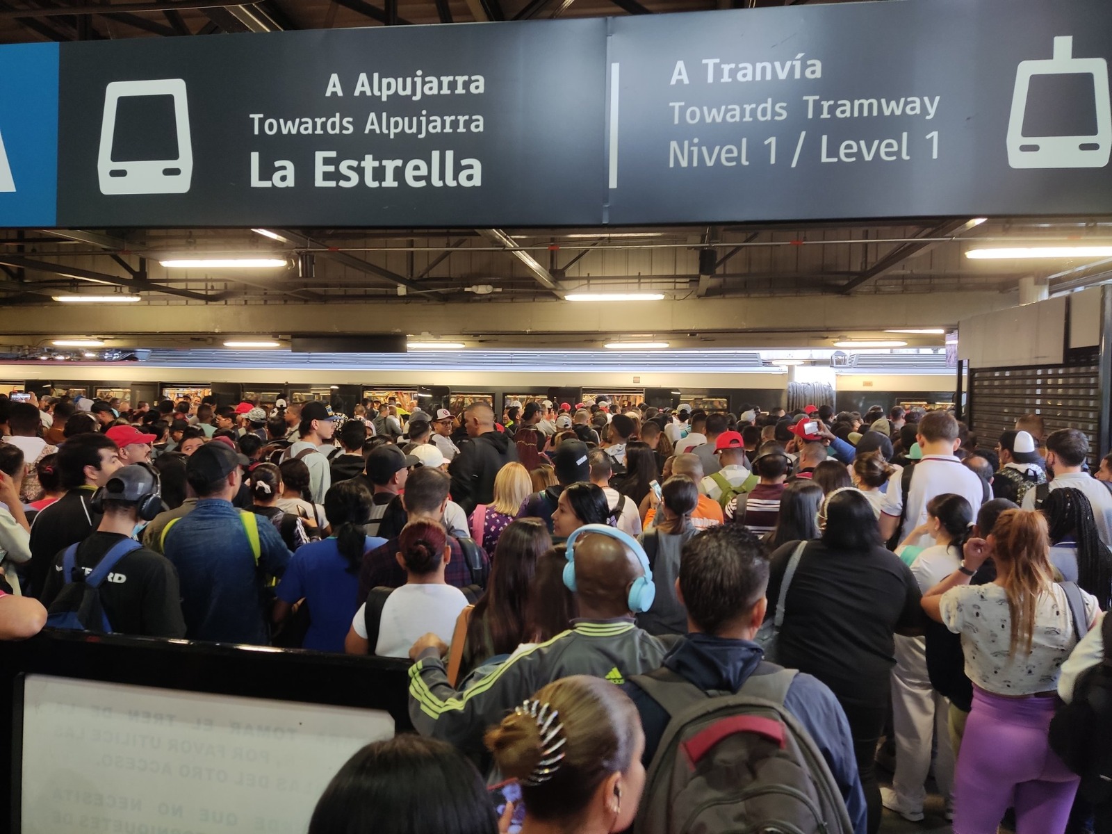 Metro de Medellín fue evacuado y se generaron grandes congestiones este  martes 11 de julio