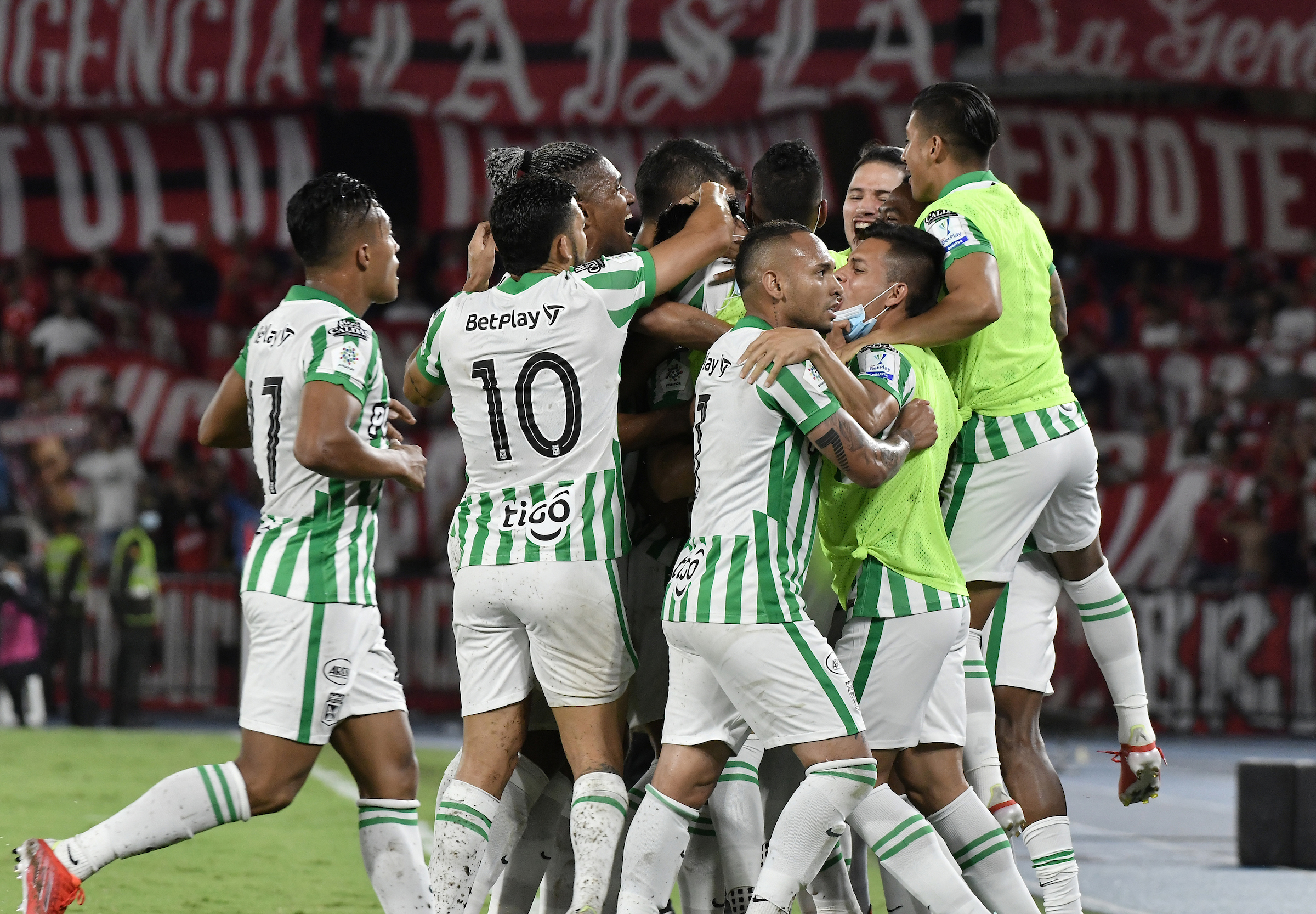Atlético Nacional celebra el primer gol en el Pascual Guerrero ante América