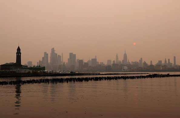 El humo de los incendios forestales canadienses siguió nublando ciudades estadounidenses este jueves, obligando a retrasar vuelos y a cancelar actividades al aire libre. (Photo by Gary Hershorn/Getty Images)