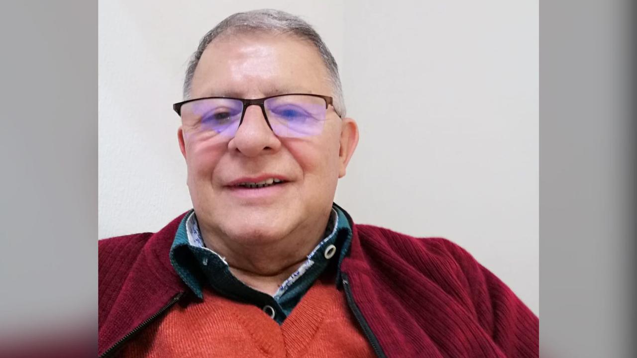 Rodrigo Granda, en el aeropuerto de México a la espera del vuelo AV 187 en el que regresará a Colombia después de ser inadmitido en ese país. 20 de octubre de 2021.