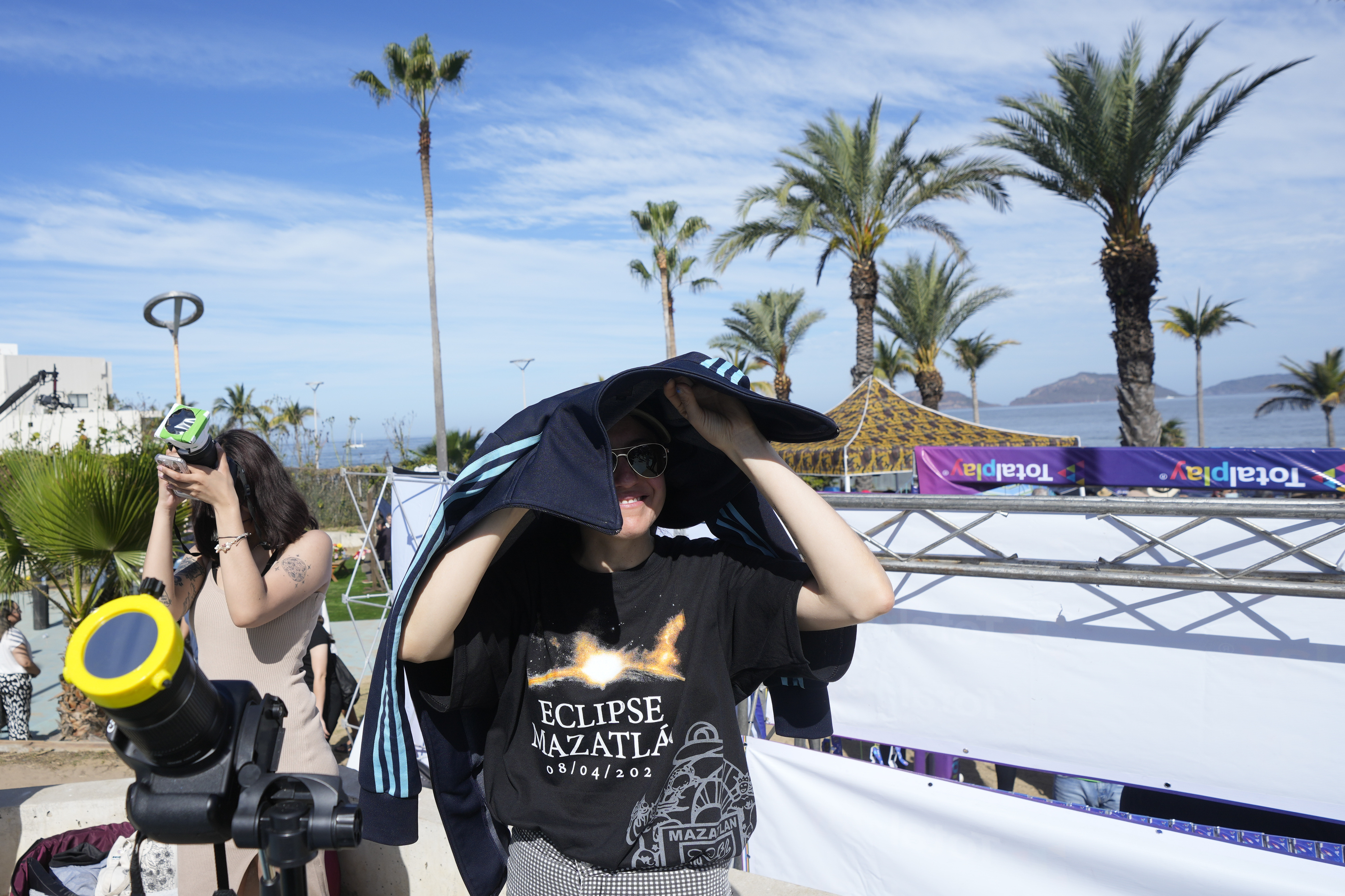 La gente se prepara para fotografiar un eclipse solar total en Mazatlán, México, el lunes 8 de abril de 2024.