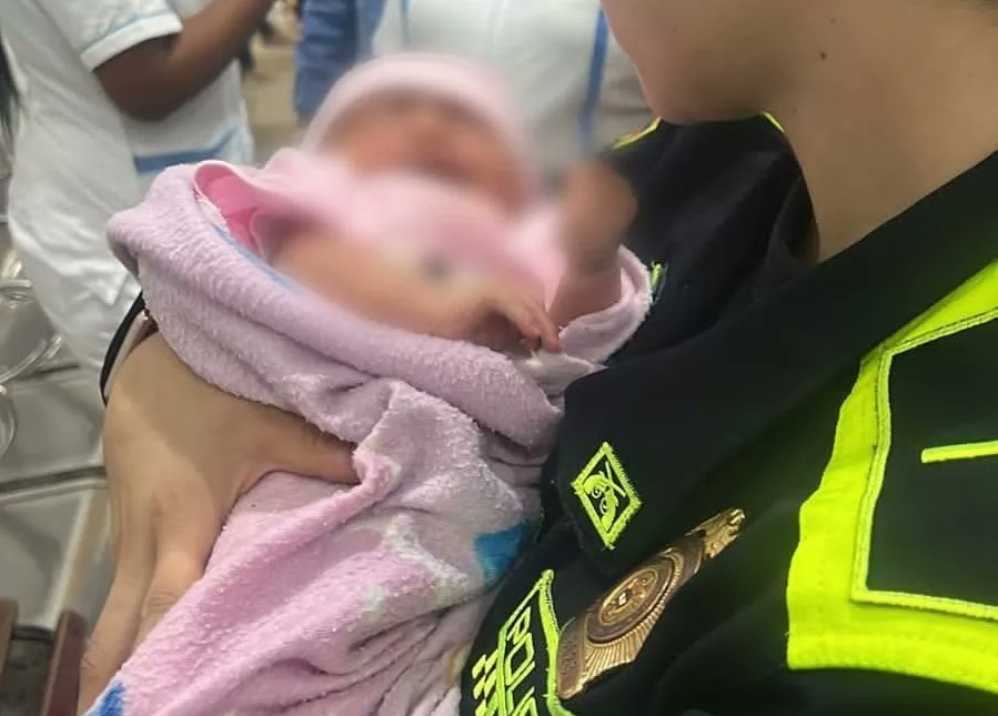 La pequeña tiene aproximadamente 5 días de nacida