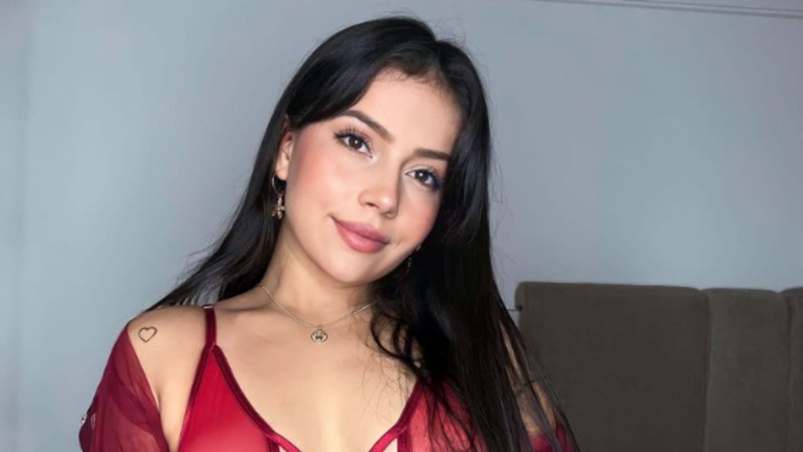 Aida Cortés, la modelo de OnlyFans se besa con otra mujer y enciende el  deseo en sus redes sociales