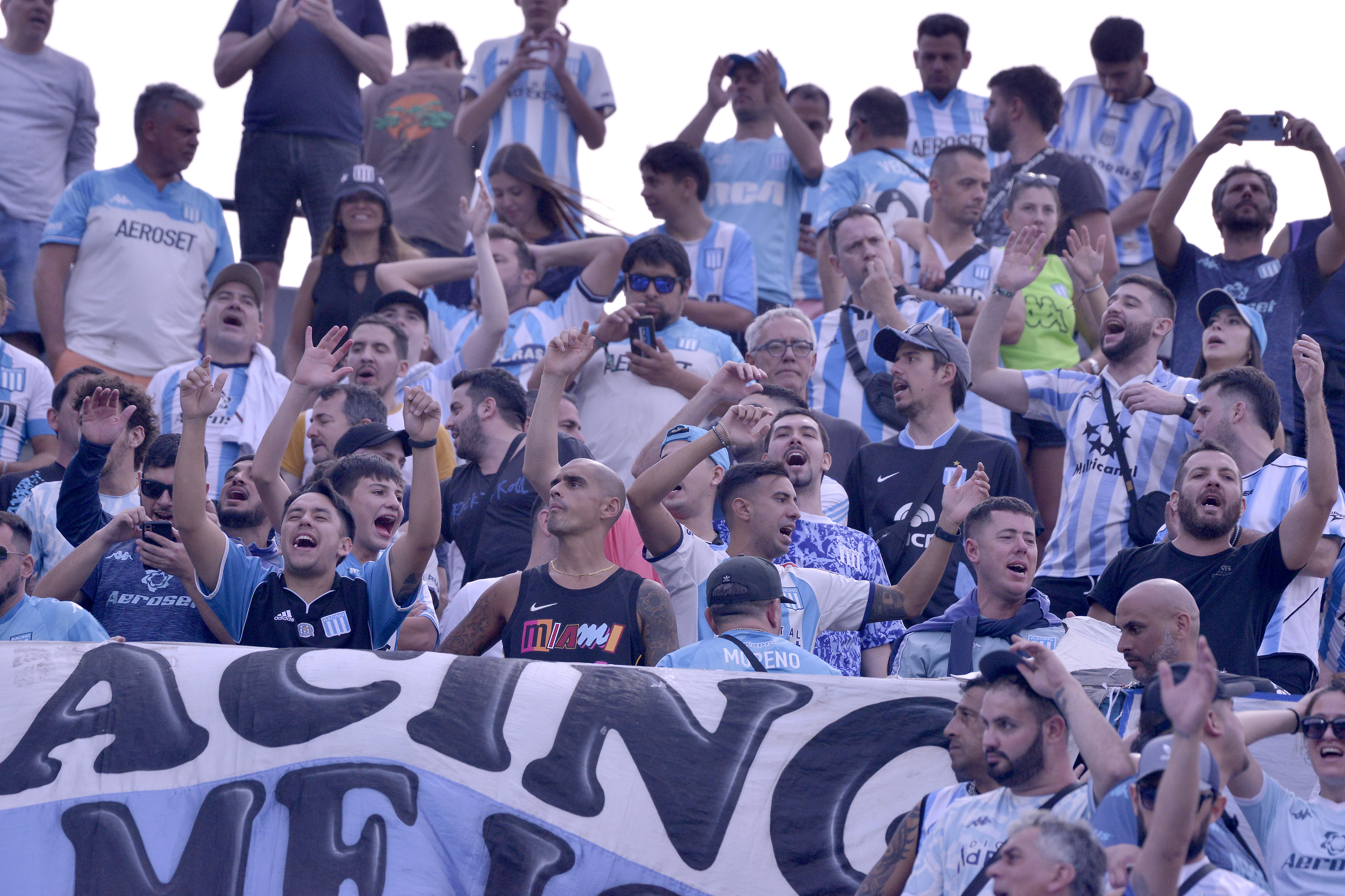Hinchas de Racing en la tribuna visitante del Atanasio Girardot.