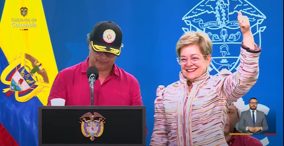 El presidente Gustavo Petro anunció un aumento del 9.54% en el salario mínimo para 2025, alcanzando los $1.423.500, que con auxilio de transporte sube a $1.623.500.