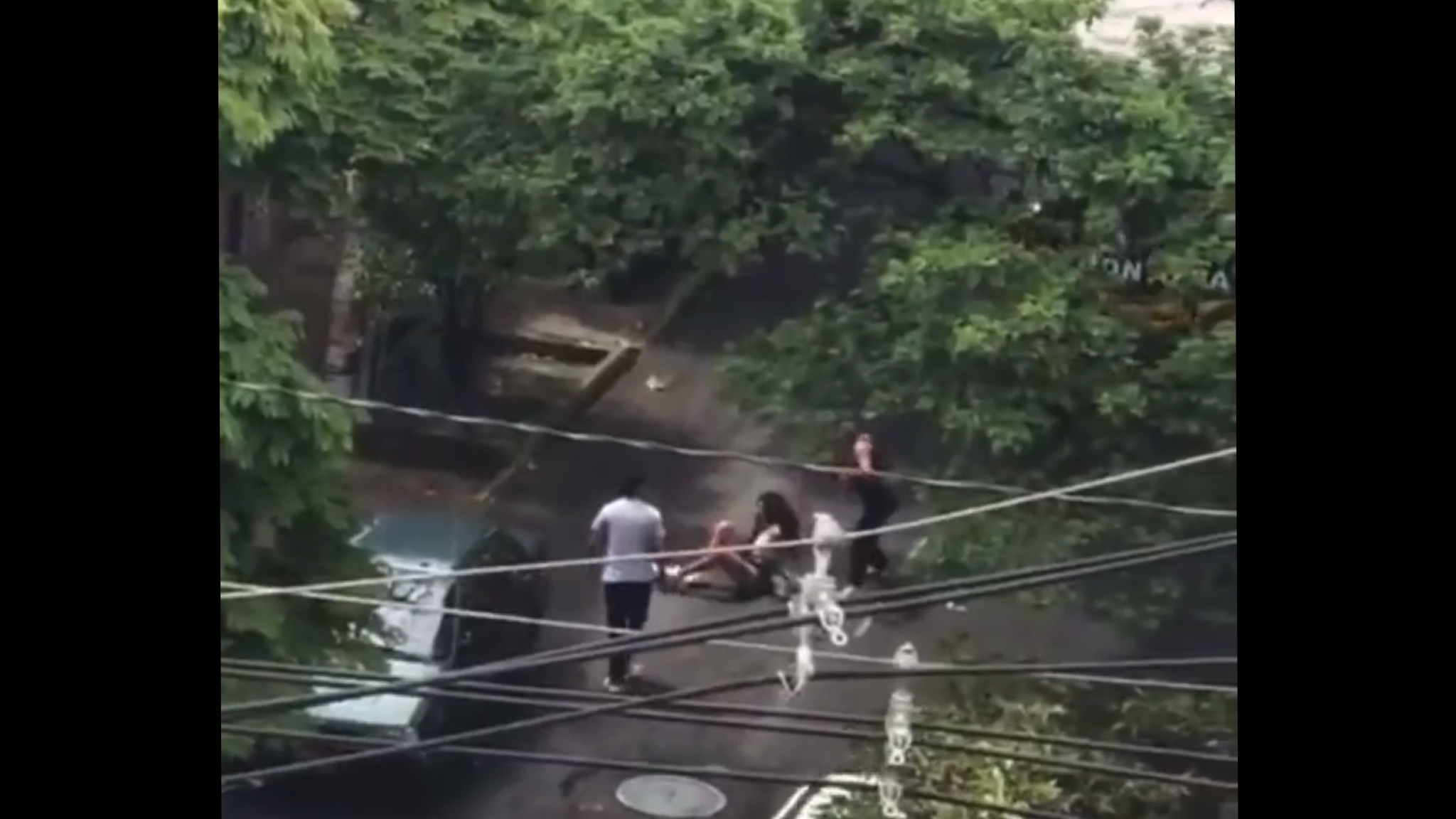 Captura de vídeo donde se evidencia el hecho de transfobia en el barrio Prado Centro de Medellín.