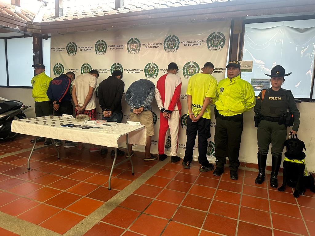 Presuntos integrantes de la banda delincuencial Los del Morro.