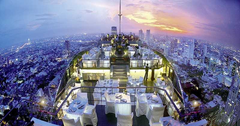 1. Vértigo en Bangkok- La vibrante capital tailandesa sobrecoge al visitante por su cultura callejera tanto como por sus gigantescos y lujosos rascacielos. En uno de ellos, el del Banyan Tree Hotel, se abre la azotea de Vertigo y su célebre Moon Bar. Es uno de los favoritos de los turistas adinerados, ofrece cenas al aire libre con el marisco como punto fuerte y carnes de primera calidad. 