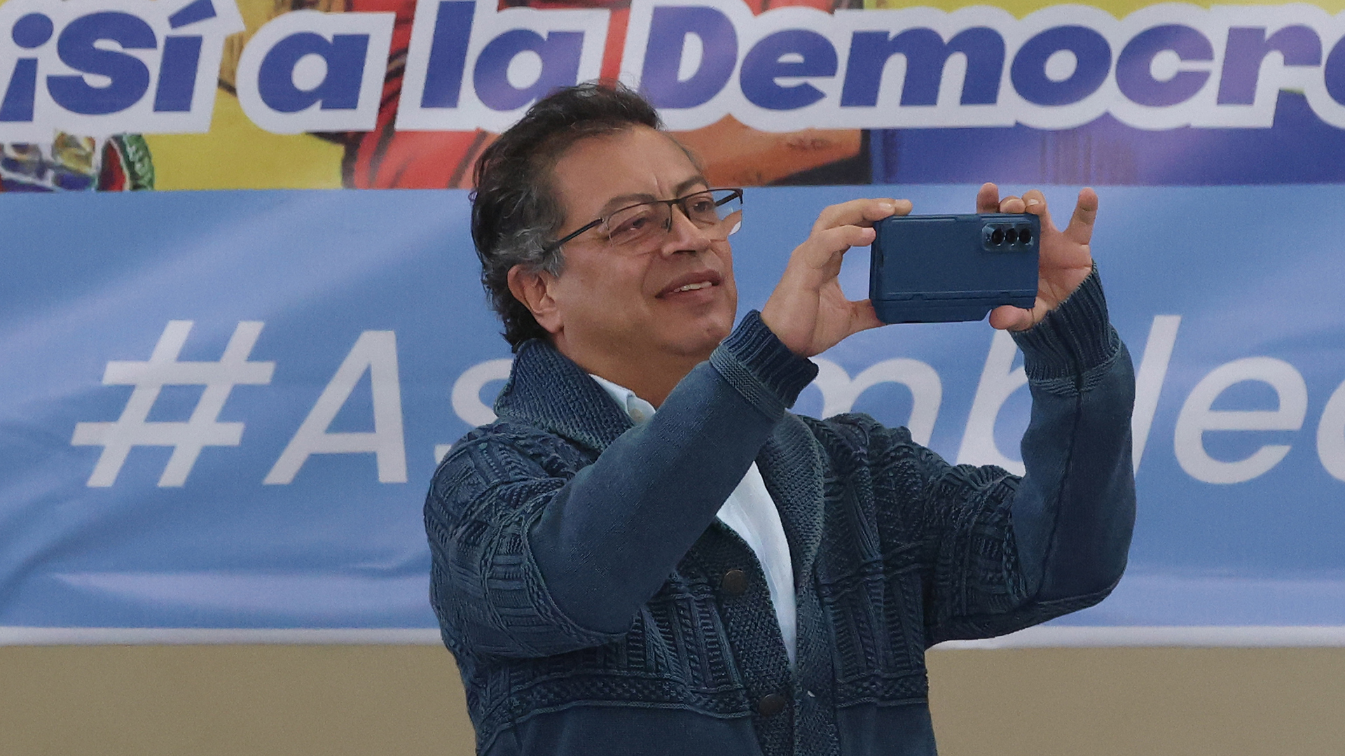 Presidente de la República Gustavo Petro Urrego  participó  en la Asamblea Nacional por las reformas sociales en la universidad Nacional  convocada por el Pacto Histórico y sindicatosPetro con celularBogota septiembre 14 del 2024Foto Guillermo Torres Reina / Semana