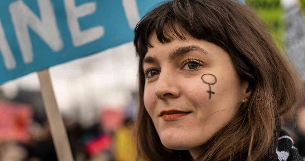 Una manifestante, con el símbolo femenino pintado en su rostro, asiste a una marcha feminista por la defensa de los derechos de las mujeres y la emergencia climática mundial en Varsovia, Polonia, en ocasión del Día Internacional de la Mujer, el 8 de marzo de 2020. (Foto: Wojtek Radwanski / AFP)
