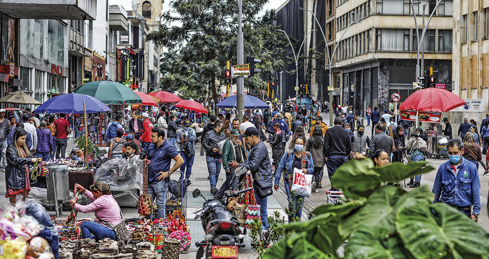 En un recorrido que realizó SEMANA por la Séptima, se devela el abandono de esta vía, ahora tomada por los vendedores ambulantes.