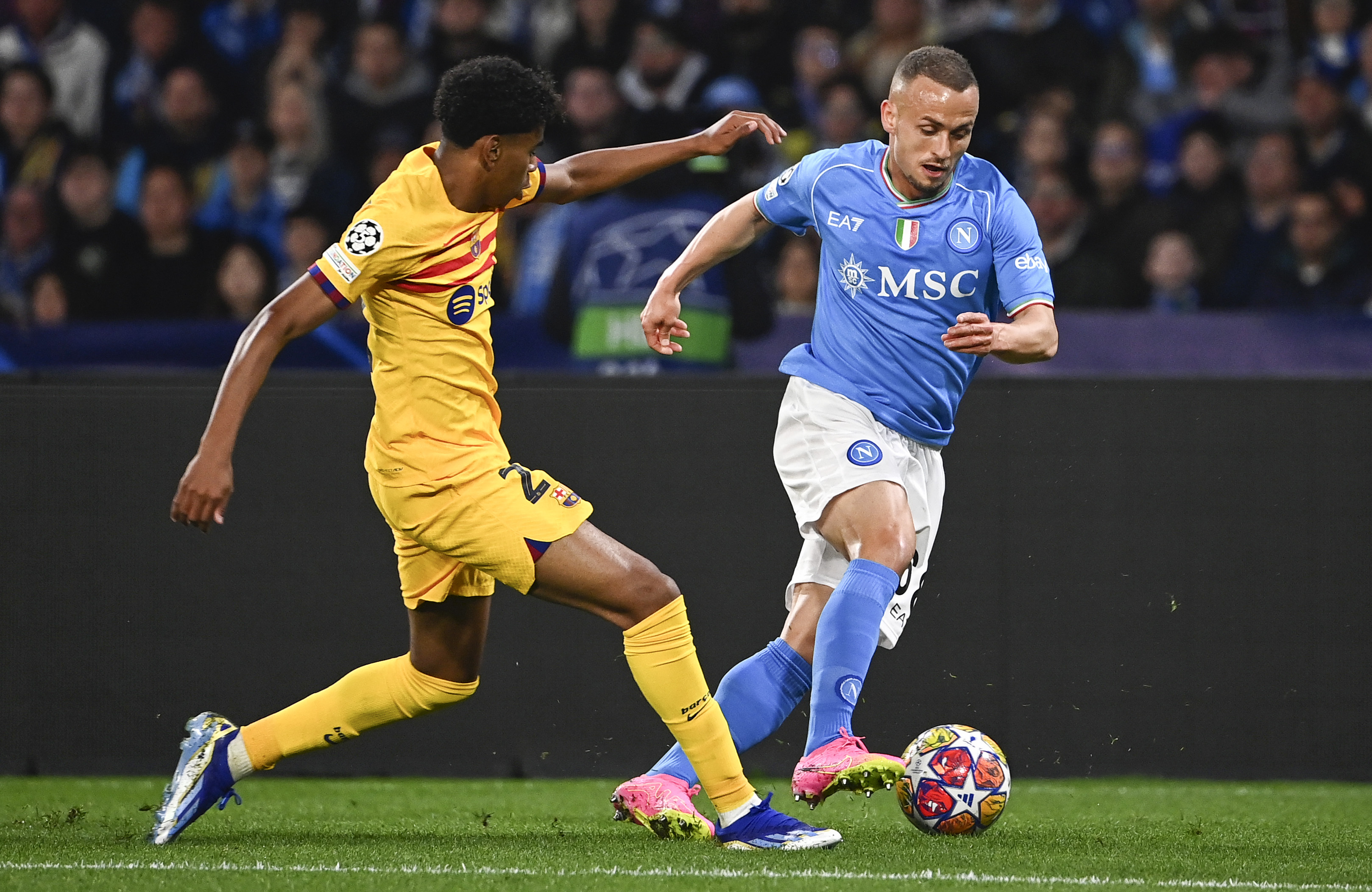 Imagen del partido entre Napoli y Barcelona, este jueves, en Italia.