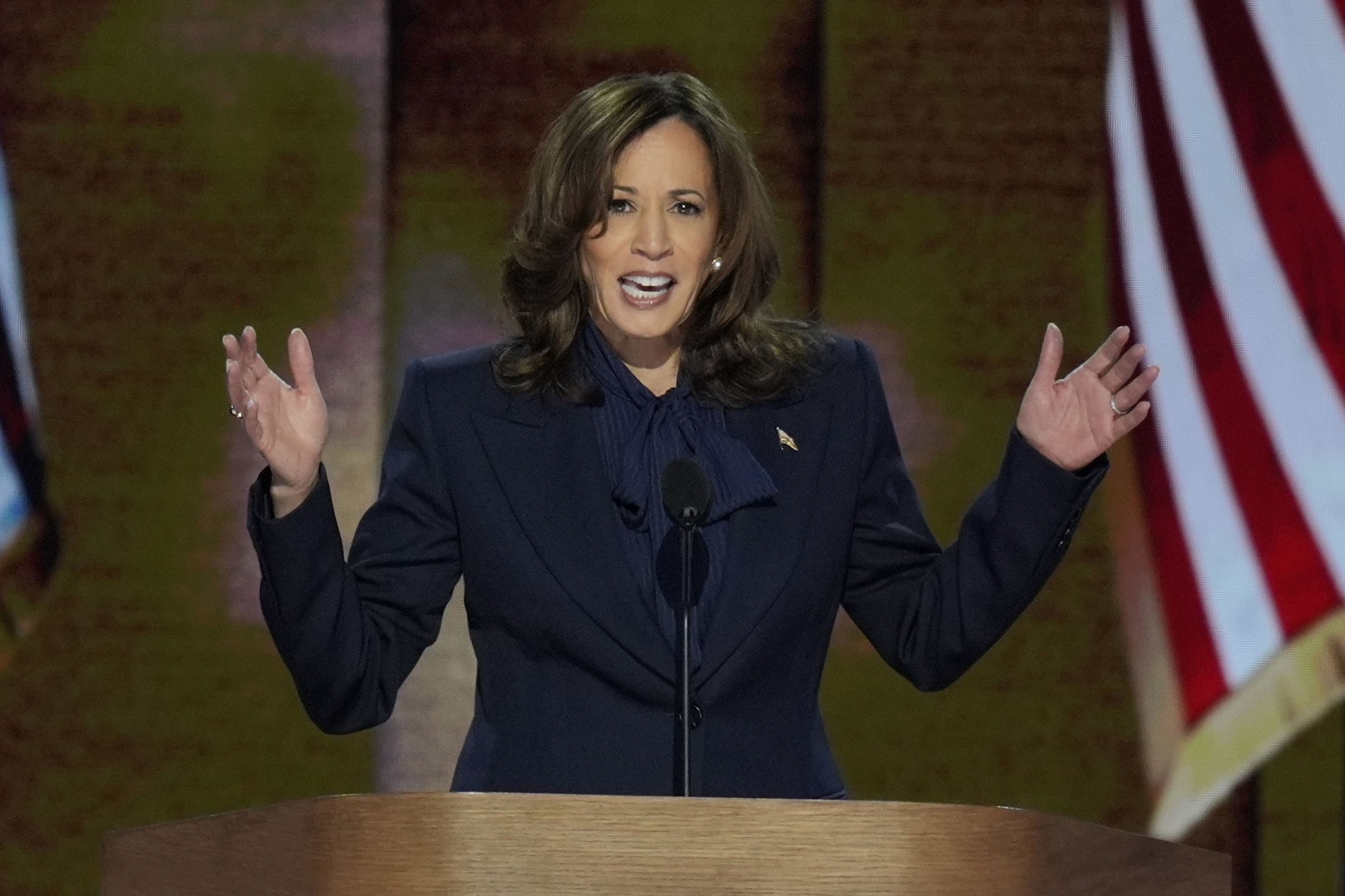 Kamala Harris, aspirante demócrata a la Casa Blanca, acusó este jueves a su rival republicano, el expresidente Donald Trump, de querer "hacer retroceder" a Estados Unidos.  (AP Photo/J. Scott Applewhite)