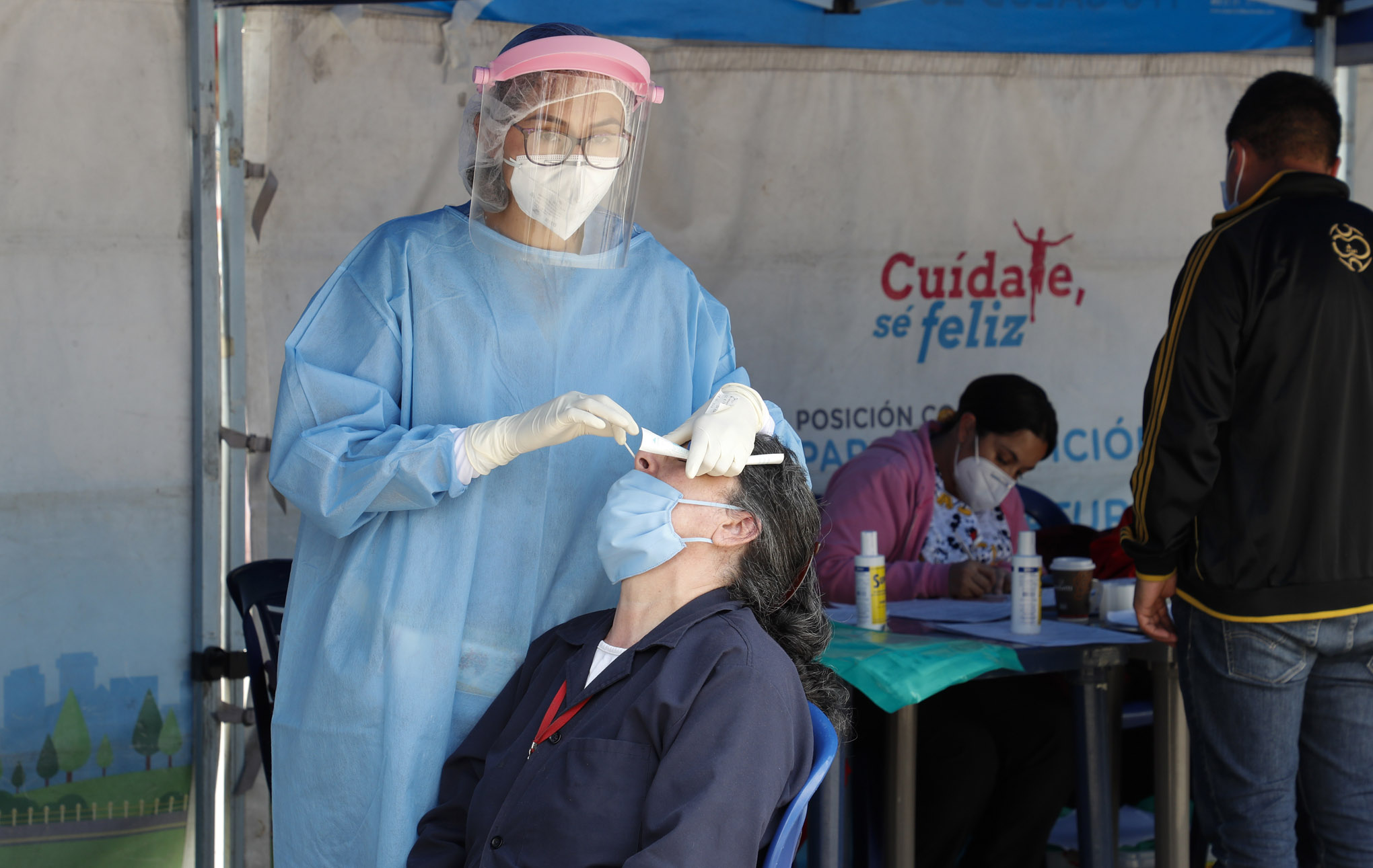 Pruebas para covid 19 en la plaza de la Mariposa, San Victorino
Bogota enero 28 del 2021
Foto Guillermo Torres Reina / Semana