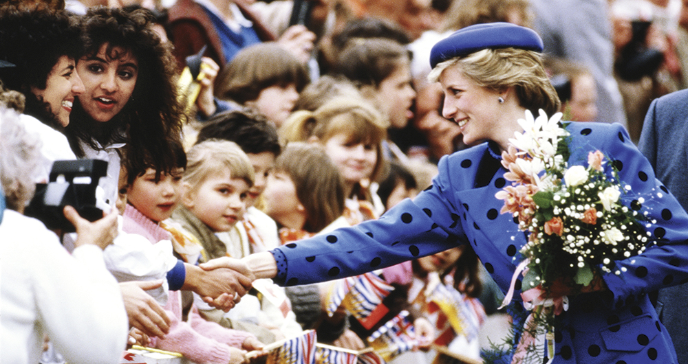 Muy amada por el pueblo, Diana marcó un punto culmen de popularidad para la monarquía británica, la cual cayó en crisis ante su trágica muerte a los 36 años.  