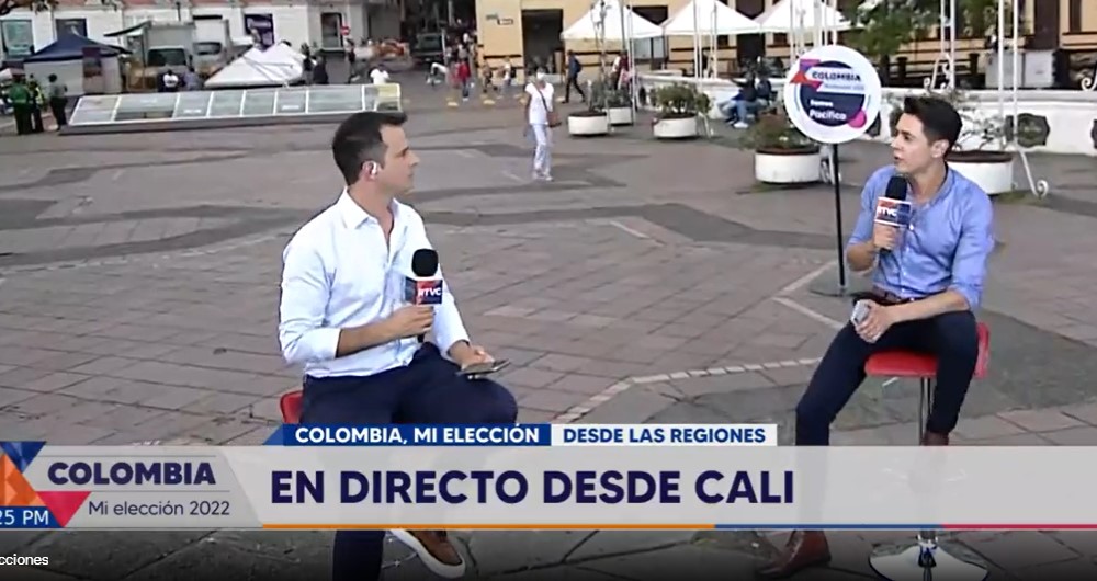 Momento en que los dos periodistas son sorprendidos por el temblor