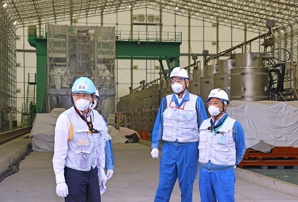 El primer ministro japonés, Fumio Kishida (izq.), inspecciona una instalación para tratar aguas residuales radiactivas en la central nuclear Fukushima Daiichi, devastada por el tsunami, en la prefectura de Fukushima, noreste de Japón, el 20 de agosto de 2023. (Foto de la piscina) (Foto de Kyodo News vía Getty Imágenes)
