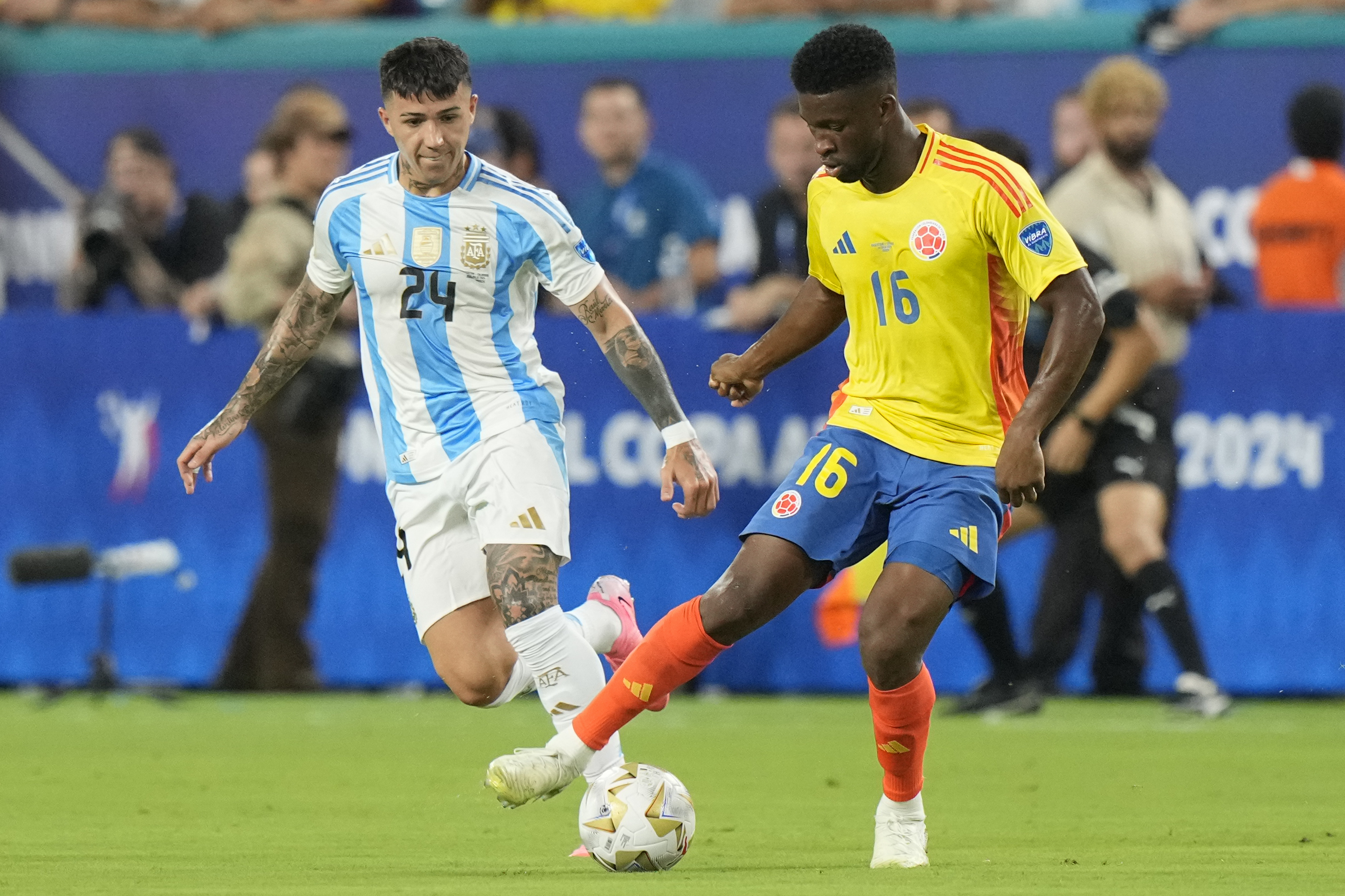 Colombia's Jefferson Lerma. Right, and Argentina's Enzo Fernandez battle for the ball during the Copa America final soccer match in Miami Gardens, Fla., Sunday, July 14, 2024. (AP Photo/Wilfredo Lee)