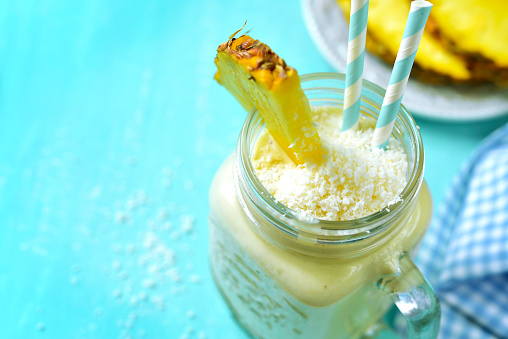 La piña está compuesta de vitamina C.