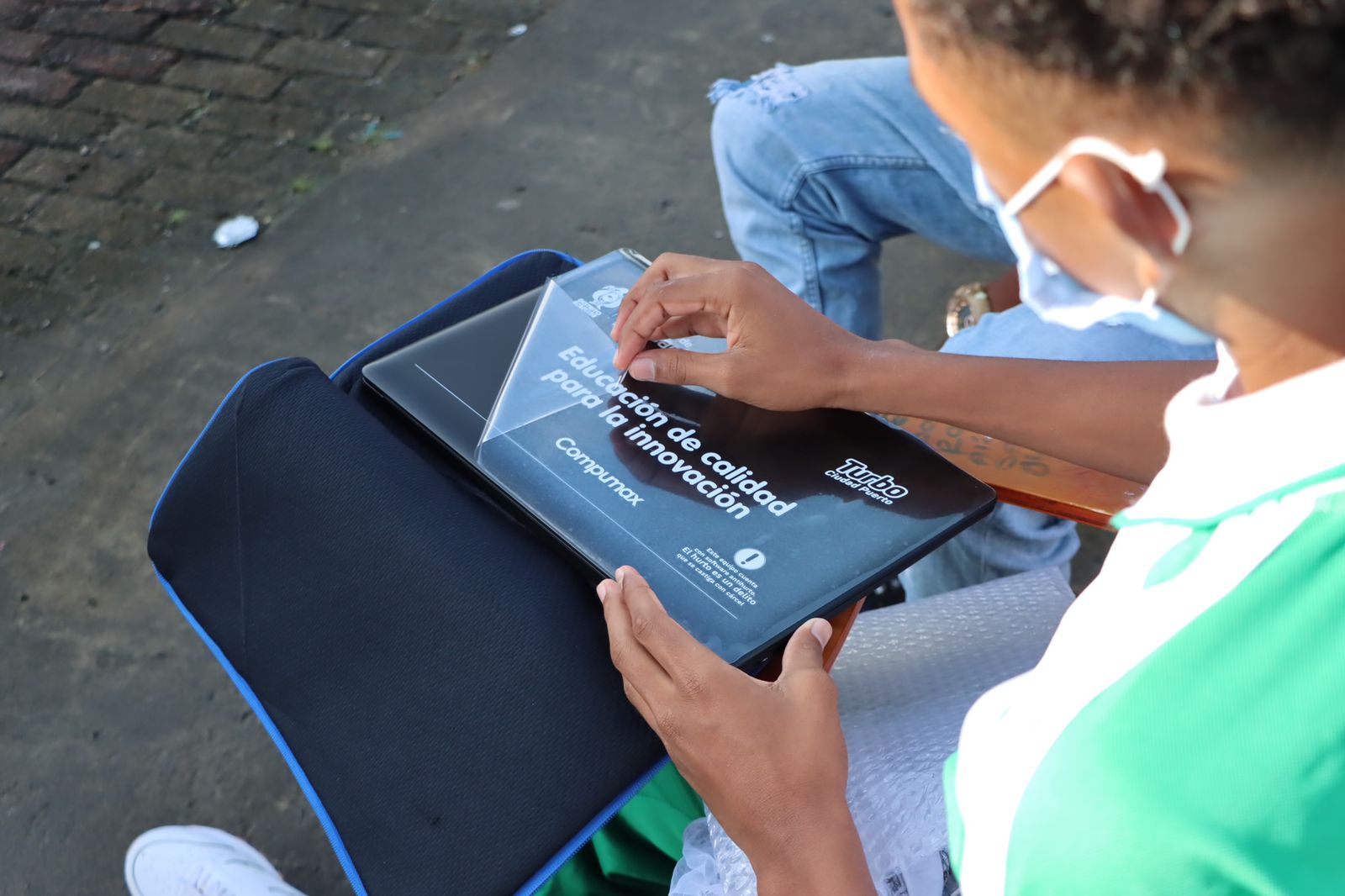 La entrega de los computadores en Turbo mejorará la calidad de vida de familias enteras.