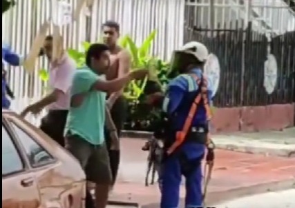 El hombre quedó con la camiseta rota producto del forcejeo en medio del enfrentamiento