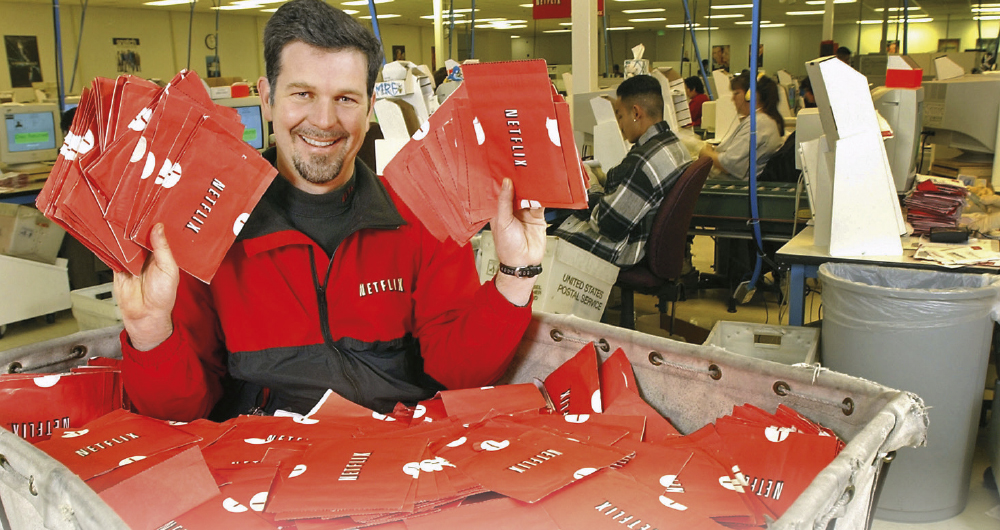 Hastings fundó Netflix en 1998. Al comienzo, alquilaba DVD por internet a cambio de una tarifa mensual. Solo desde 2007 ofreció el servicio de streaming. 