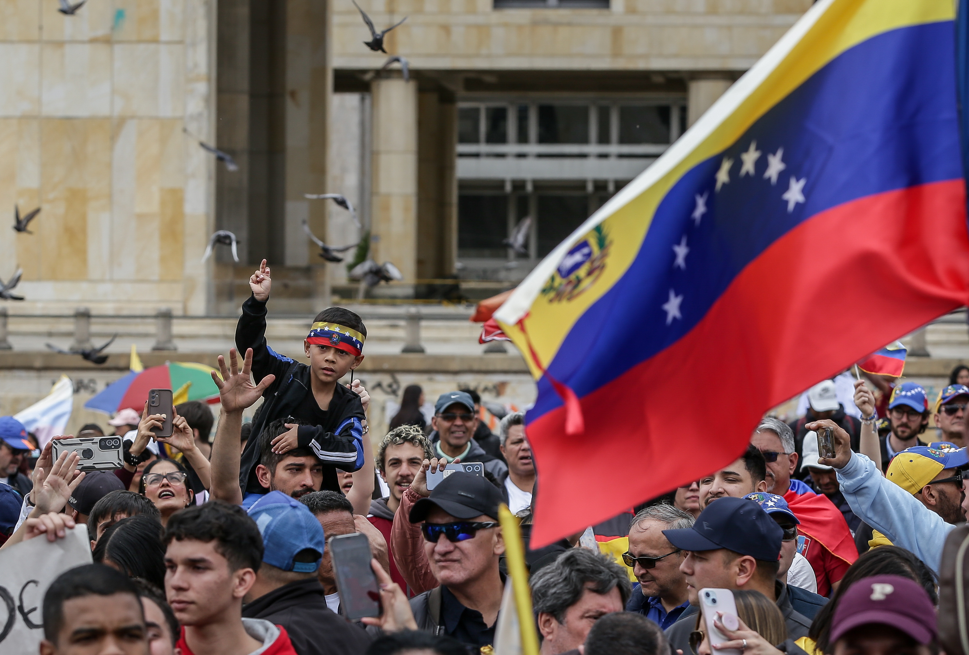 Venezolanos se congregan en la Plaza de Bolívar, de Bogotá, para manifestar su rechazo a los resultados de las recientes elecciones presidenciales.
