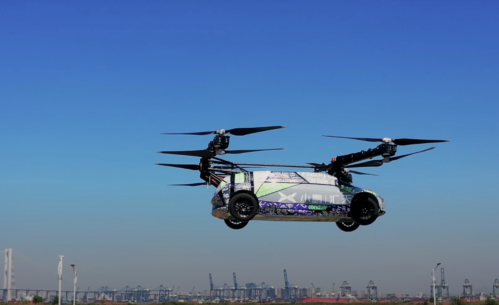 El auto volador eVTOL X3 puede elevarse a más de diez metros de altura.