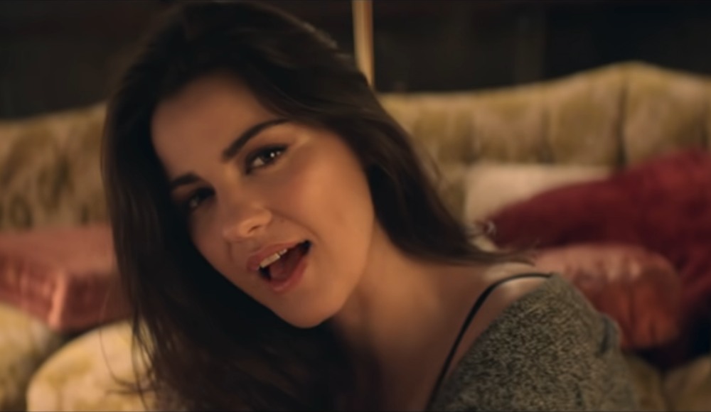 La cantante compartió un nostálgico video en el que se despidió de un ser amado.