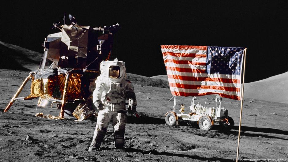 Hace más de medio siglo, los astronautas del programa Apolo de la NASA llevaron consigo un símbolo profundamente estadounidense a la Luna que desde entonces ha marcado al mundo entero: la bandera de las barras y estrellas. En total, a lo largo de seis misiones exitosas entre 1969 y 1972, se plantaron seis banderas en la superficie lunar, dejando una huella visual imborrable en la historia de la exploración espacial. Pero ¿qué ha sido de estas banderas con el paso del tiempo?