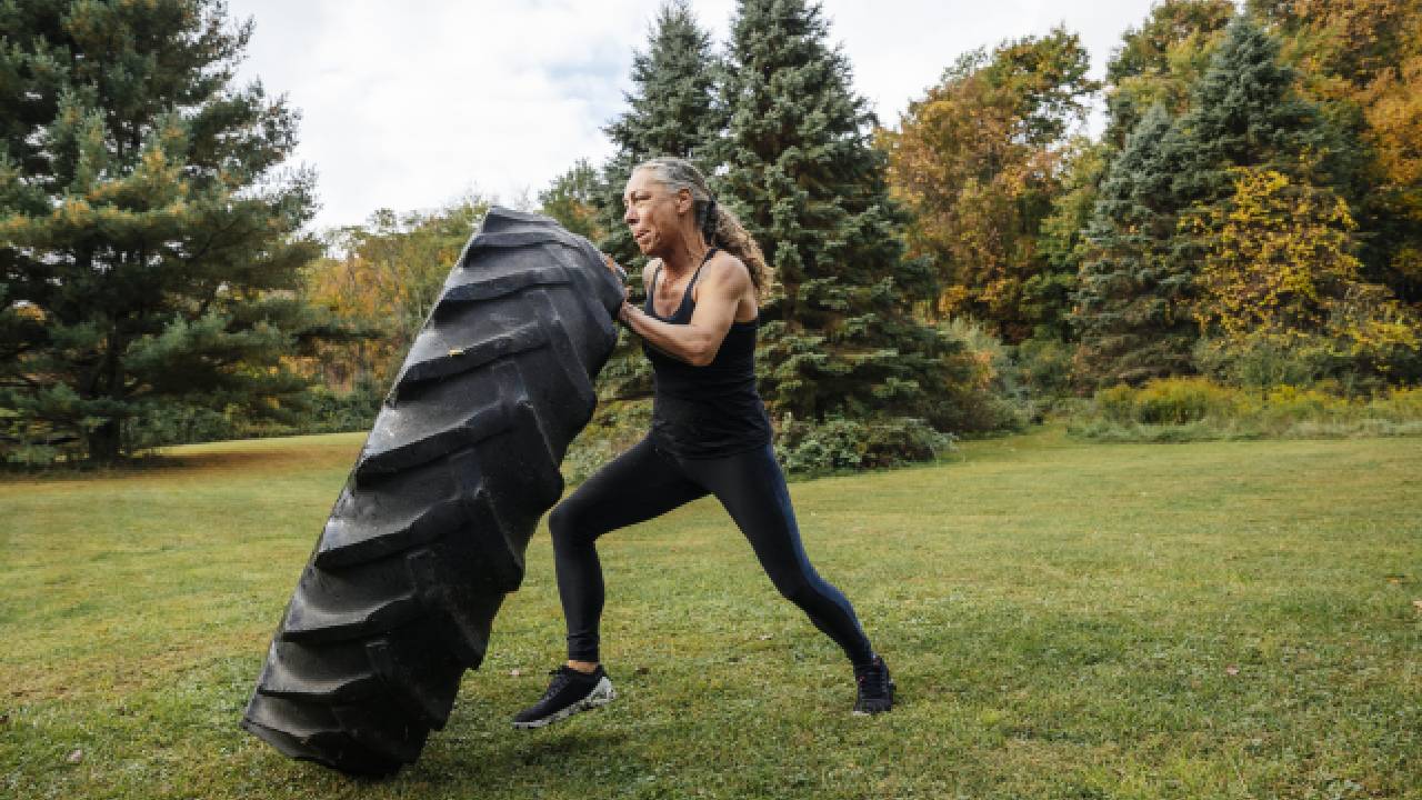 La sana alimentación y el ejercicio, complementan el proceso para ganar masa muscular. Foto: GettyImages.